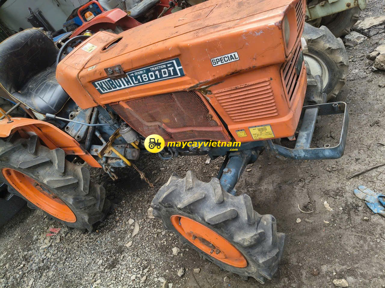 Máy cày KUBOTA L1801DT