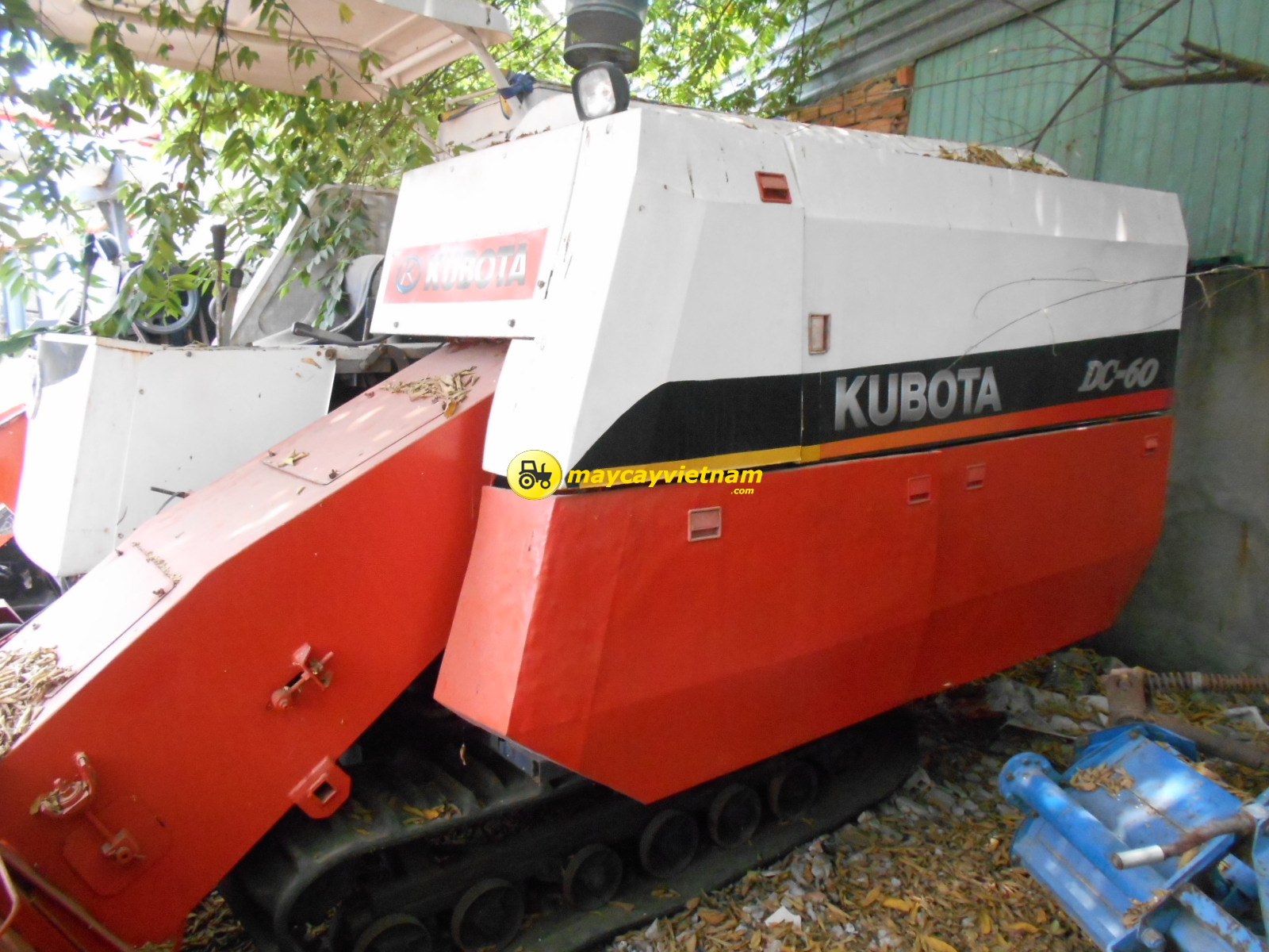 Máy gặt đập liên hợp Kubota DC - 60