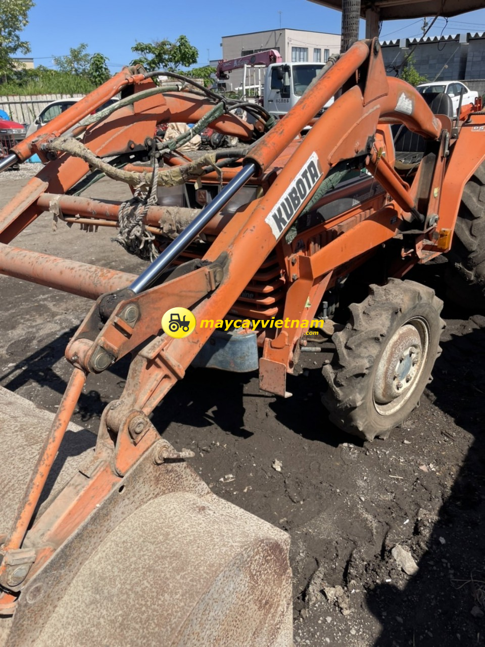Kubota L1-26 , Xúc Lật