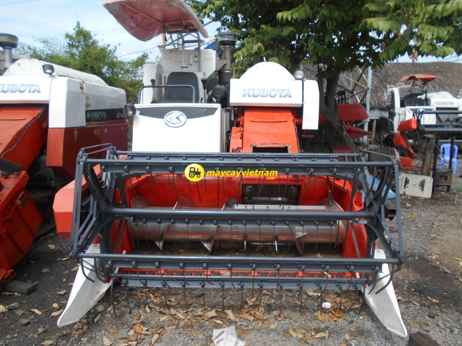 Máy gặt đập liên hợp Kubota DC60 – VN3