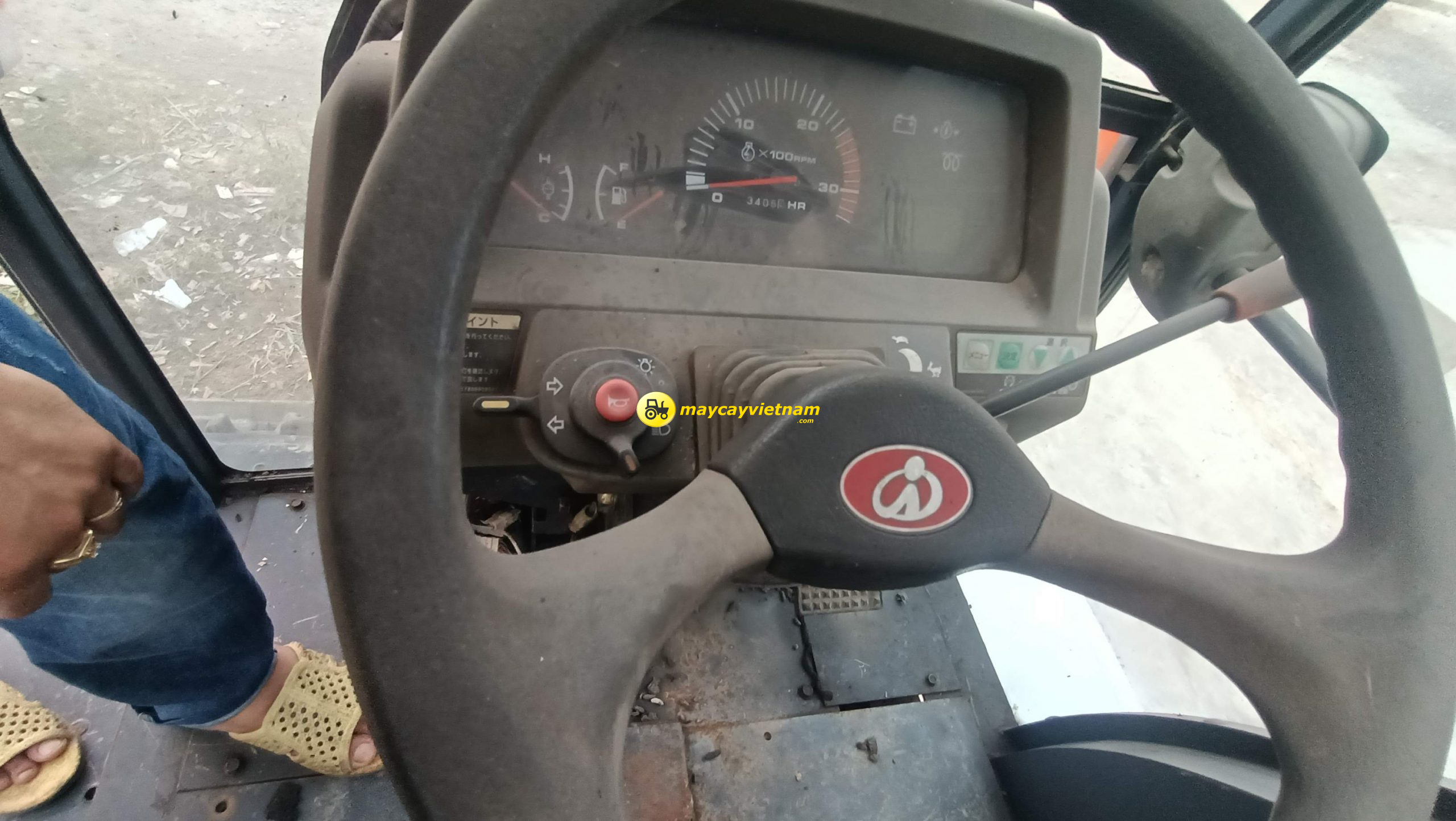 Máy cày đã qua sử Iseki TA-C55 Cabin Lạnh- Bánh Xích địa hình - Hình ảnh 3