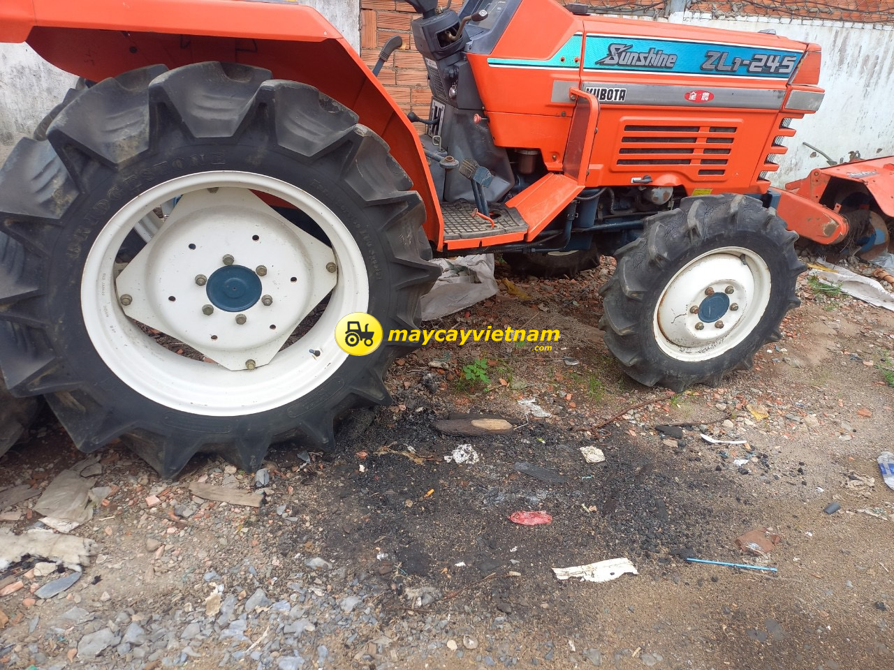 Máy cày Kubota L1-245